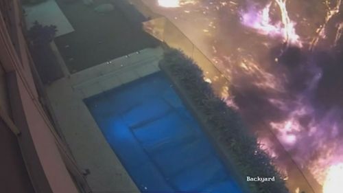 Les images de la caméra de sécurité d'un résident montrent à quelle distance l'incendie s'est produit jusqu'à leur domicile de Perth.
