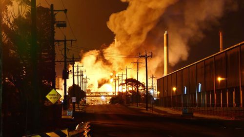 Uma refinaria de petróleo em Geelong foi atingida por um grande incêndio, causando preocupações de que poderia afetar o já crítico abastecimento de combustível da Austrália.