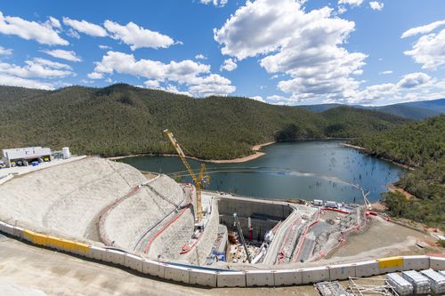 Il progetto Snowy Hydro 2.0 raggiunge un traguardo importante: lo sfondamento della fresatrice per tunnel in una caverna profondamente sotterranea.