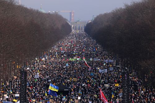 An estimated crowd of 100,000 people turned up in Berlin to protest against Russia's invasion of Ukraine.