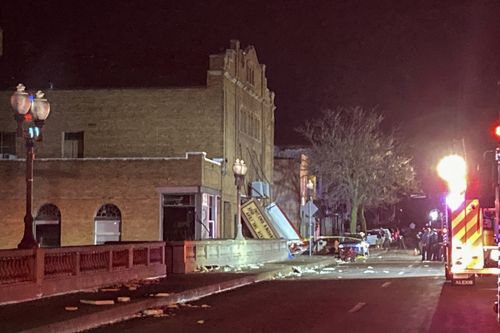 Le chapiteau tombé est vu à l'entrée principale de l'Apollo Theatre où un toit s'est effondré lors d'une tornade à Belvidere, Illinois, lors d'un concert de heavy metal, tard le vendredi 31 mars 2023. 