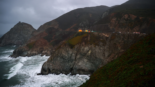 Des équipes de secours sont photographiées ici à l'emplacement de la Pacific Coast Highway où une Tesla a plongé au-dessus d'une falaise le 2 janvier.