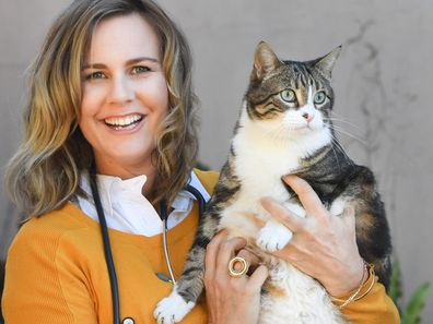 Veterinario Dr. Leigh Davidson con gato con Tiger Pi.