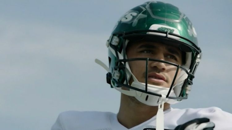 Valentine Holmes photo bombs New York Jets' 'new era' tweet