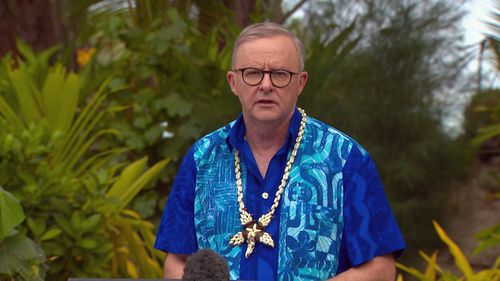 Le Premier ministre Anthony Albanese lors d'une conférence de presse aux Îles Cook