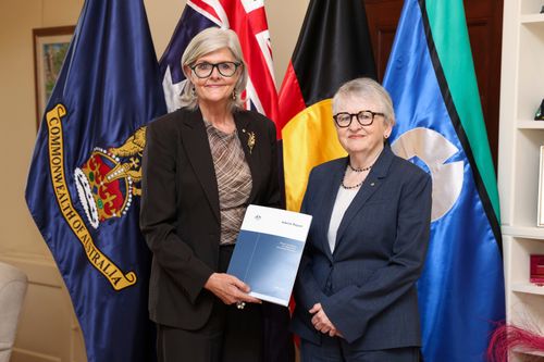 Il governatore generale Sam Mostyn riceve il rapporto provvisorio della Commissione reale sull'antisemitismo e la coesione sociale da Virginia Bell, commissaria della Commissione reale sull'antisemitismo e la coesione sociale, giovedì 30 aprile 2026 alla Government House di Canberra. fedpol Foto: Alex Ellinghausen
