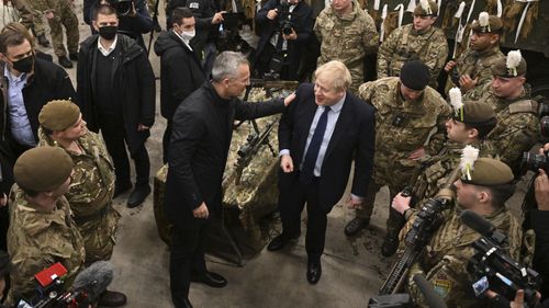 Le Premier ministre britannique Boris Johnson, et le secrétaire général de l'OTAN, Jens Stoltenberg, rencontrent les troupes de l'OTAN sur une base aérienne à Tallinn, en Estonie.