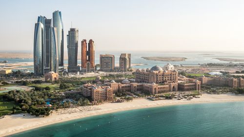 Parte de Abu Dhabi, Emirados Árabes Unidos com área circundante vista do helicóptero. Muitos detalhes são visíveis na imagem.