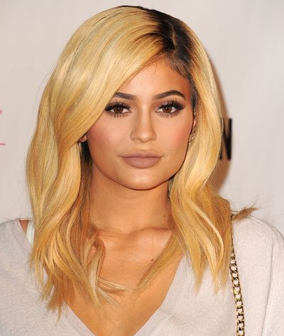 Kylie sports a blonde wavy haircut