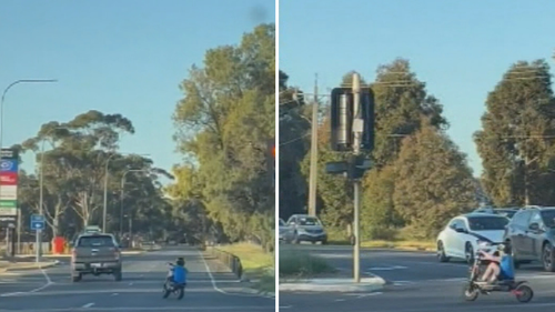 9News a obtenu une vision de ce qui semble être un enfant conduisant un scooter électrique sur une route très fréquentée d'Adélaïde.