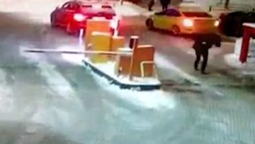 <p><b>Boom gate smashes unsuspecting Russian guy in the face</b></p>