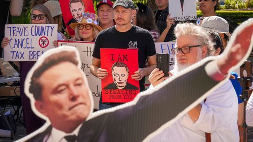 Manifestantes em Austin protestam contra o acordo salarial de Elon Musk.