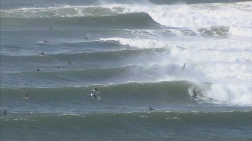 Una profonda depressione nel Mar di Tasmania sta intensificando i venti e le mareggiate sulle acque del sud-est del Queensland oggi e durante il fine settimana.