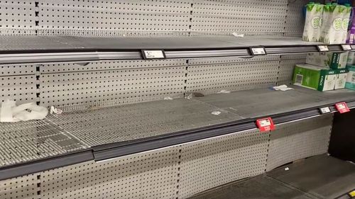 The shelves of the supermarkets along the southeast coast of Queensland have been stripped as Alfredín to the tropical cyclone closer to the coast.