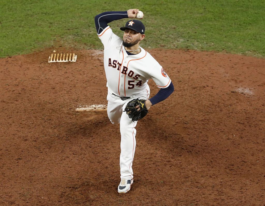 Report: Astros kicked out a fan protesting Roberto Osuna with sign