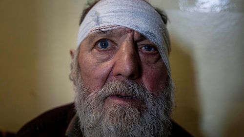 Serhiy, 73 ans, un habitant blessé de Bakhmut est assis dans le couloir de l'hôpital de Kostiantynivka, en Ukraine.