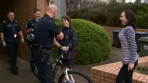 Josh thanks Sgt Katie Arnold (second from left) and Sgt Sam Roach (third from left). (9NEWS)