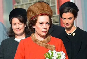 Elizabeth II's controversially late visit to which disaster site is depicted in season 3?