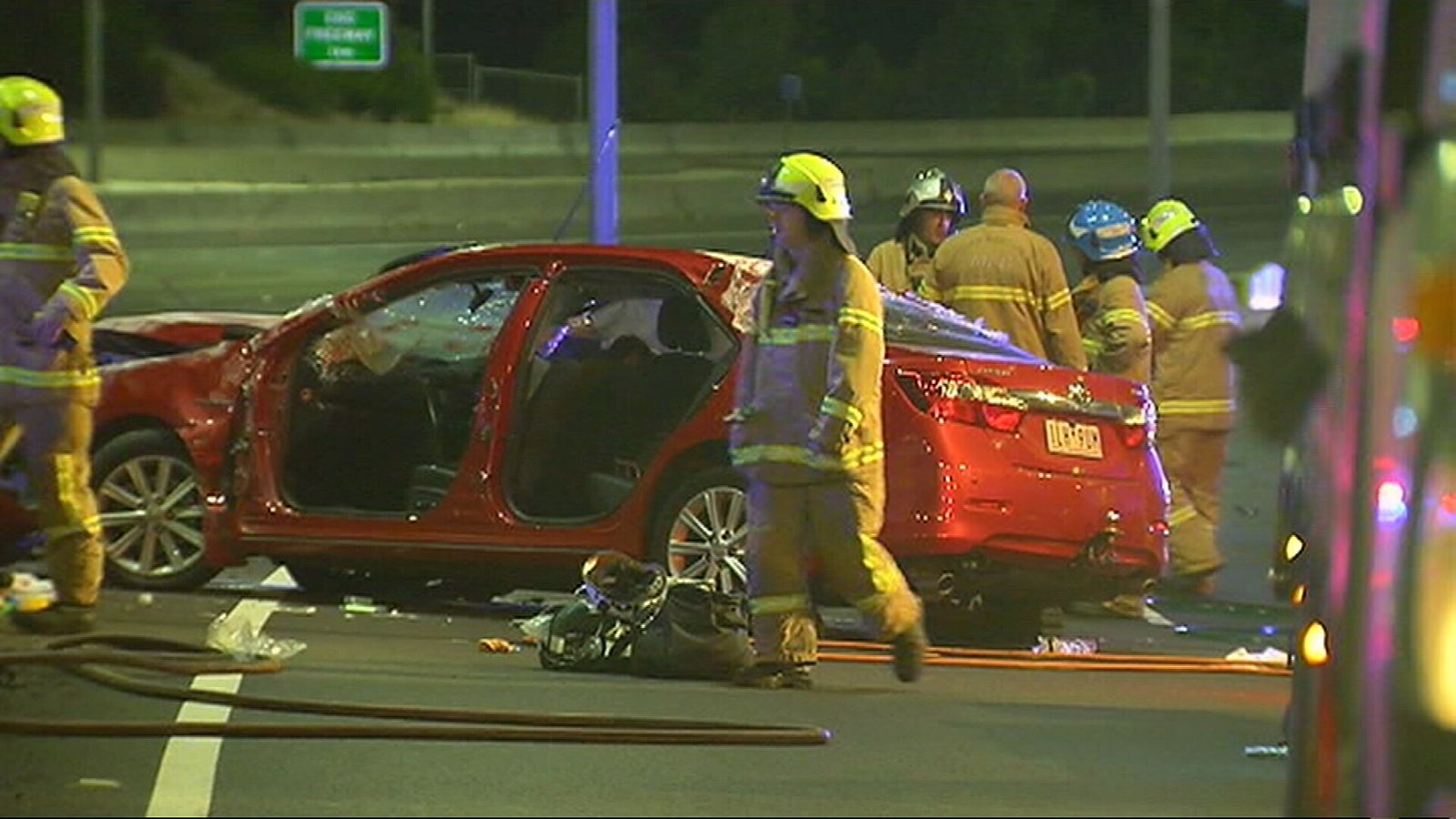 今日凌晨，墨尔本西北部又发生一起车祸，丰田撞上宝马车尾，司机二人均被送医 - 1