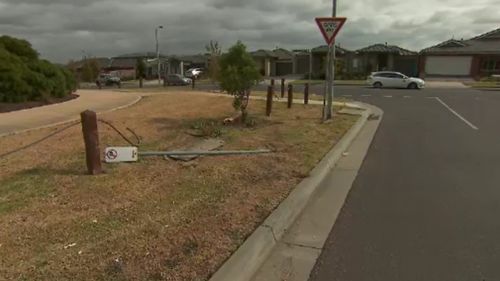 In an effort to escape the offenders, the tradie reversed down Buller Avenue in Clyde North. (9NEWS)