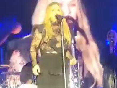 Kelly Clarkson runs off stage after mid-concert wardrobe malfunction