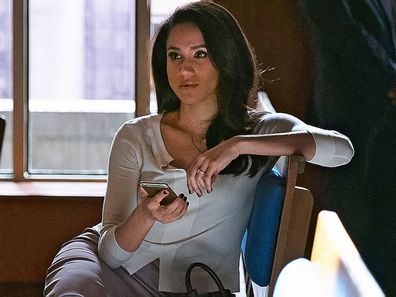 Meghan Markle as Rachel Zane in Suits holding phone in court