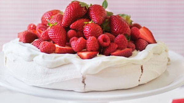 Berry pavlova