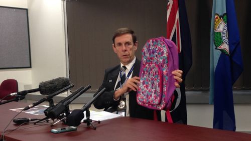 Detective Superintendent Dave Hutchinson holds up a backpack similar to Tiahleigh's. (AAP)