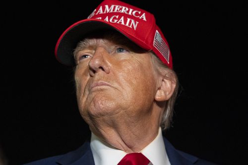 Başkan Donald Trump, 4 Temmuz 2025'te Air Force One'a varırken gazetecilerle konuşuyor.