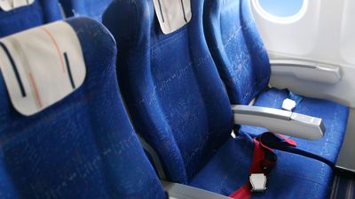 Who has the right to the middle armrest?