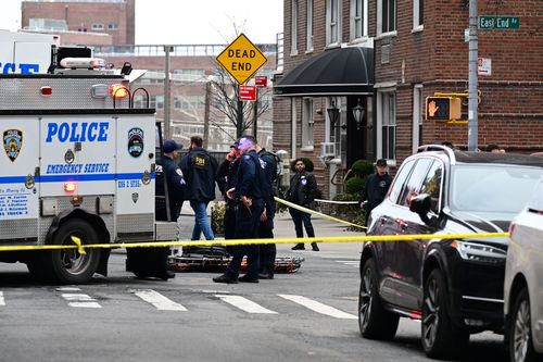 Domenica gli agenti dell'FBI e la polizia di New York hanno isolato un'area vicino a Gracie Mansion nell'Upper East Side di Manhattan.
