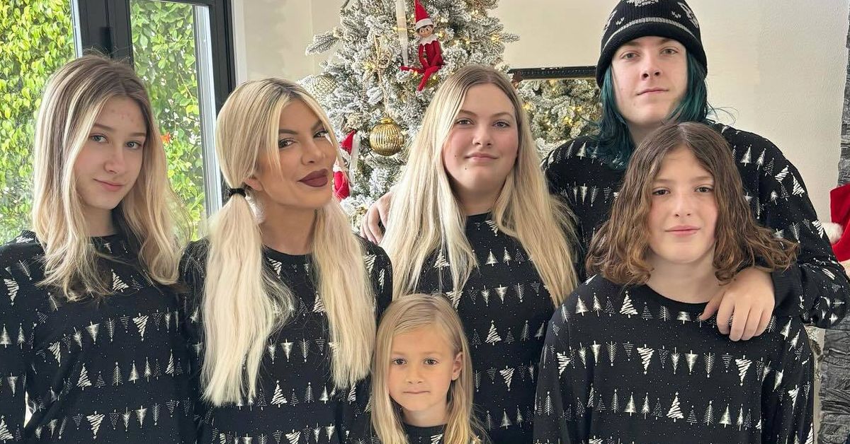 90210 star and seven children hospitalised after car crash