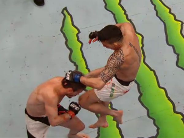 UFC fighter floored by brutal 'flying knee'
