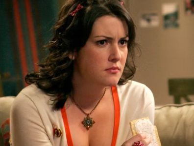 Dua setengah pria dilemparkan, sekarang dan sekarang, Galeri, Melanie Lynskey