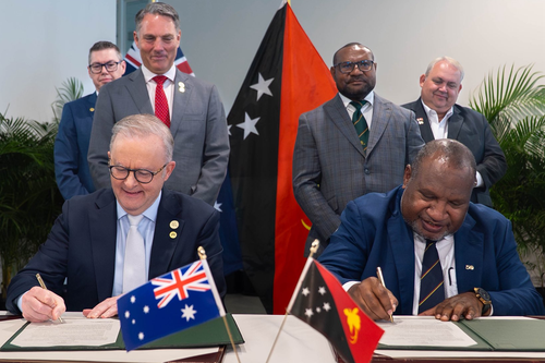 Anthony Albanese and James Marape sign a defence communique.