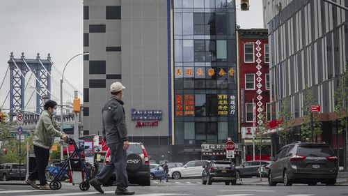 یک ساختمان شش طبقه با نمای شیشه ای در مرکز، گمان می رود که محل یک پاسگاه پلیس خارجی برای چین در محله چینی های نیویورک باشد.