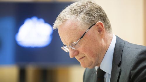 Le gouverneur de la RBA, le Dr Philip Lowe, lors d'une audience au Parlement à Canberra le lundi 28 novembre 2022. fedpol Photo : Alex Ellinghausen