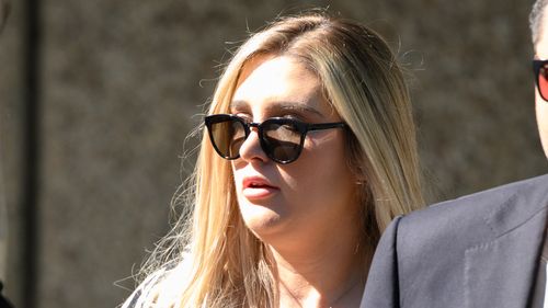 Lauren Ashley-Mastrosa (à esquerda) chega ao Tribunal Local de Blacktown em Sydney, quinta-feira, 4 de dezembro de 2025. Uma executiva de marketing de uma instituição de caridade cristã que trabalha como autora de ficção erótica tabu foi acusada por acusações de seu último livro.