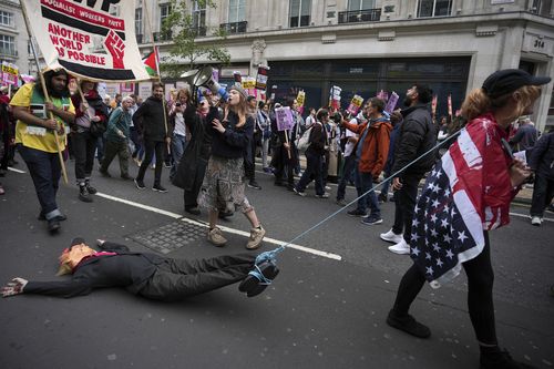 Donald Trump protesta em Londres
