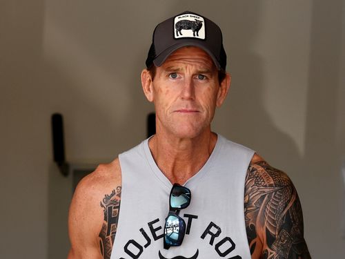 Ben Roberts-Smith fora de uma delegacia de polícia em Nova Gales do Sul, segunda-feira, 20 de abril de 2026.