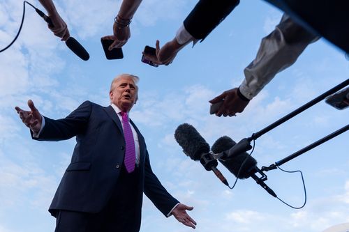 Arquivo - O presidente Donald Trump fala com os repórteres antes de partir do Air Force One no Aeroporto de Morristown, domingo, 14 de setembro de 2025, em Morristown, NJ (AP Photo/Alex Brandon, arquivo)