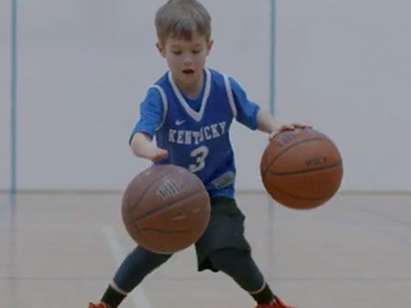 One-handed boy shows amazing basketball skills