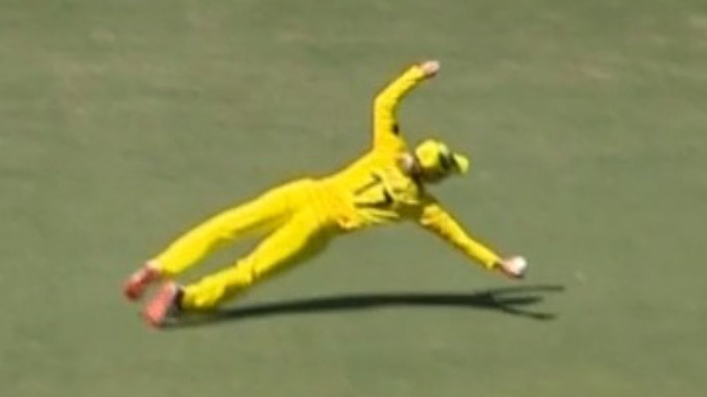 Meg Lanning takes a cracking catch in the second ODI of the Women&#x27;s Ashes.