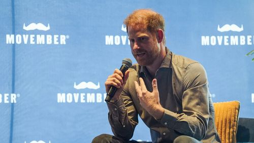 O Príncipe Harry, o Duque de Sussex, participa de uma sessão de perguntas e respostas durante uma visita ao Movember no QG dos Western Bulldogs em Mission Whitten Oval em Footscray, um subúrbio de Melbourne, Austrália, quarta-feira, 15 de abril de 2026. (Jonathan Brady/Pool Photo via AP)