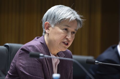 Líder do governo no Senado e Ministra das Relações Exteriores, Penny Wong, durante uma audiência estimada pelo Senado no Parlamento em Canberra na quinta-feira, 4 de dezembro de 2025.