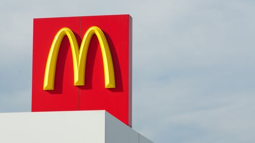 Uma bela placa limpa do McDonald's colocada à esquerda do quadro. Um exemplo moderno da identidade corporativa do McDonald's.