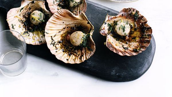 Pan-fried scallops with garlic, parsley and lemon