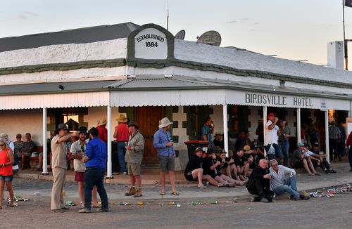 Situated on the edge of the Simpson Desert, the town is no stranger to the heat. (AAP)