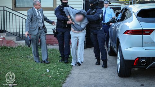 Um homem de 43 anos foi preso em Casula por seu suposto papel no assassinato de John Versace.