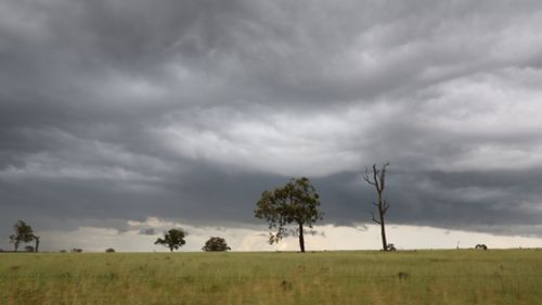 Rain band brings flash flooding and storms to parts of southern and central Queensland